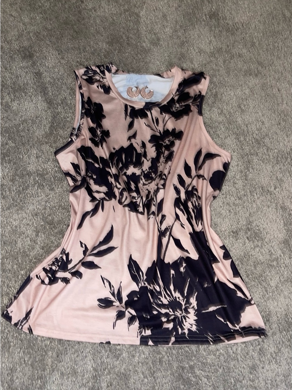 Sleeveless Pink Floral Print Top no tags comes with matching earrings